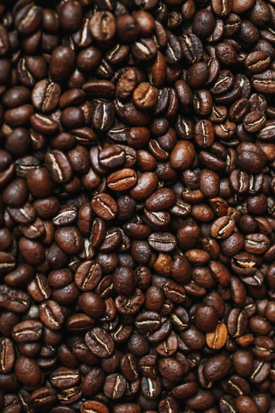 棕色木桌上的咖啡豆